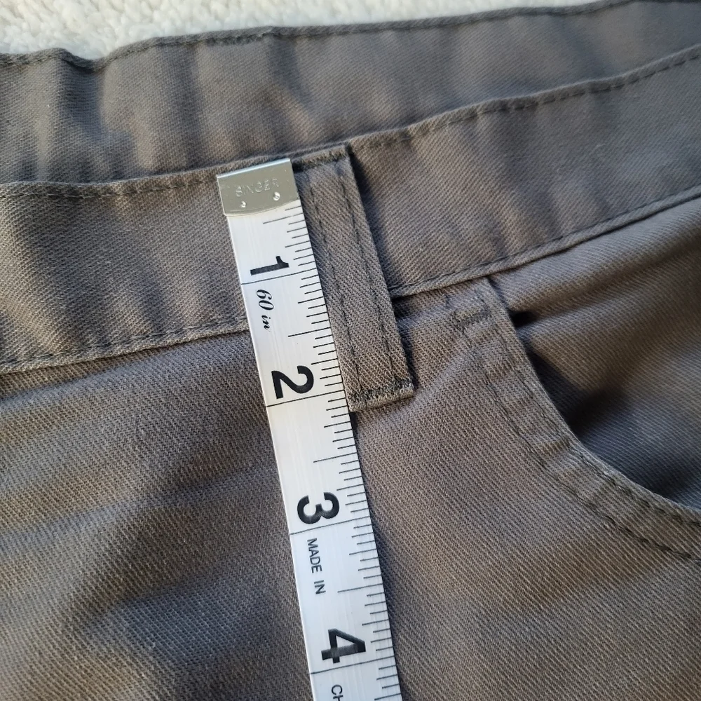 Dickies Men's XL Gray Shorts with Black Tip Pockets
